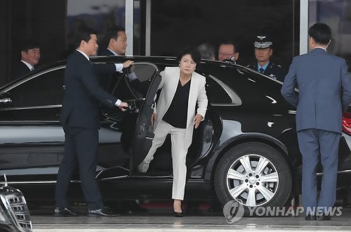 문재인 대통령.... 여사님을 옆에 두고.gif | 인스티즈