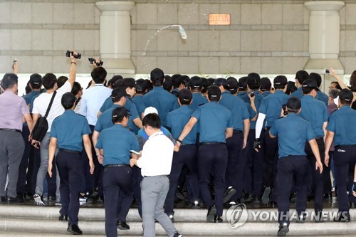 박영수 특검에게 물병 던지는 박근혜 지지자들 | 인스티즈