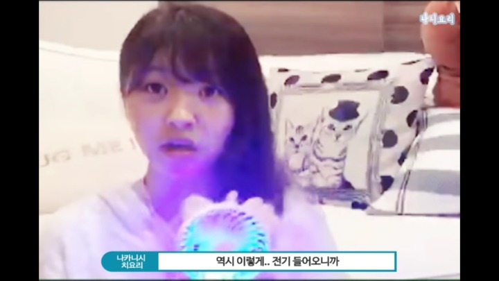 [프듀48] 쇼룸에서 최예나한테 선물받은 썰푸는 치요리.jpg (발캡쳐주의) | 인스티즈