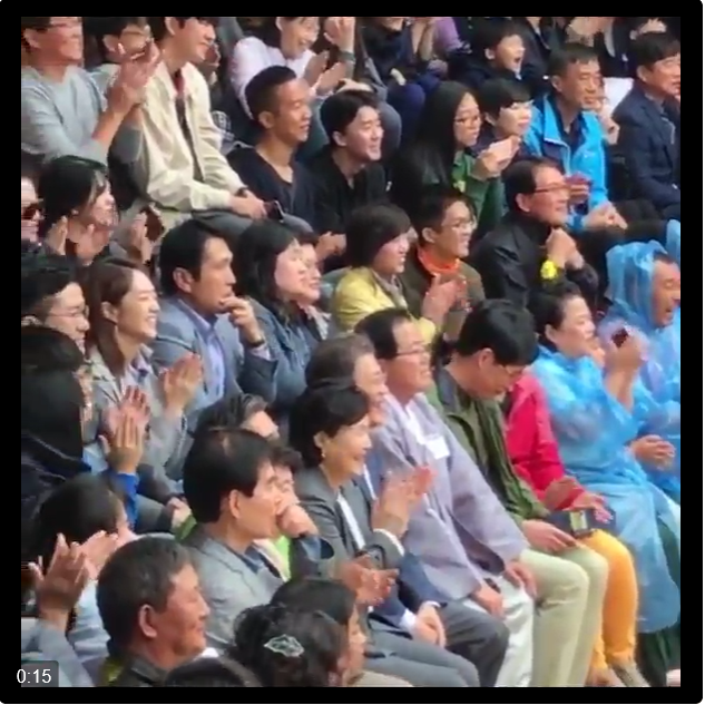 안동 하회마을 방문한 문재인 대통령 흥겨워 어깨 춤도 덩실 덩실 | 인스티즈