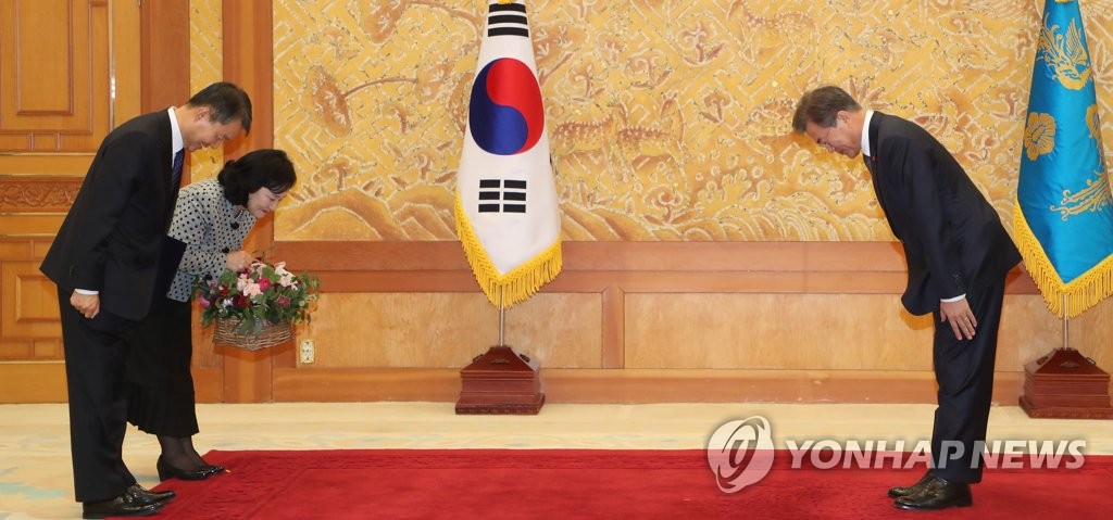헌법재판관+헌재소장에게 임명장 수여하는 문재인 대통령 | 인스티즈