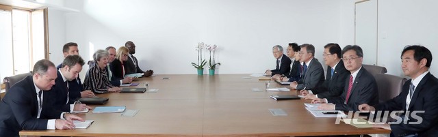 아셈 정상회의 각국 정상들과 인사 나누는 문재인 대통령.jpg | 인스티즈