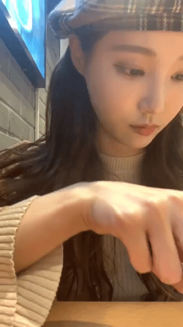 어제 3주년 기념 인스타 라이브한 모모랜드 연우(2).gif | 인스티즈