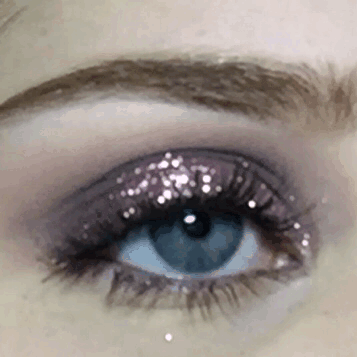 입술에 뭐 바르는 짤이랑 눈에 반짝이 칠하는 짤.gif | 인스티즈