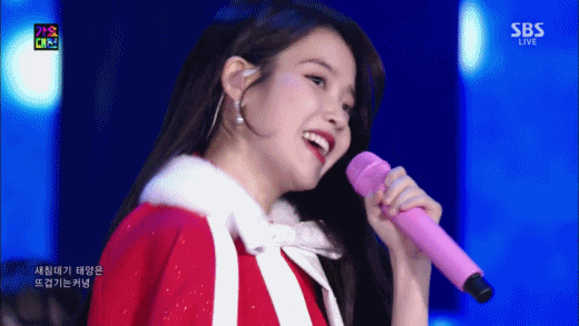 정장 차림의 뉴스룸 아이유.gif | 인스티즈