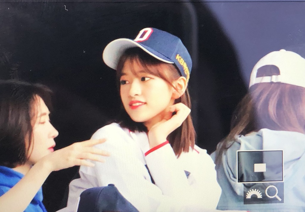 아이즈원 두산 유니폼 입은 안유진 미모폭발.jpg | 인스티즈