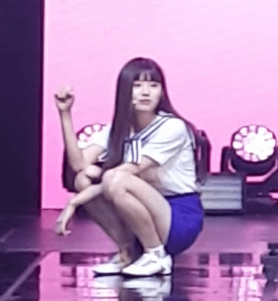 오늘 팬미팅에서 게임하는 송하영.gif | 인스티즈