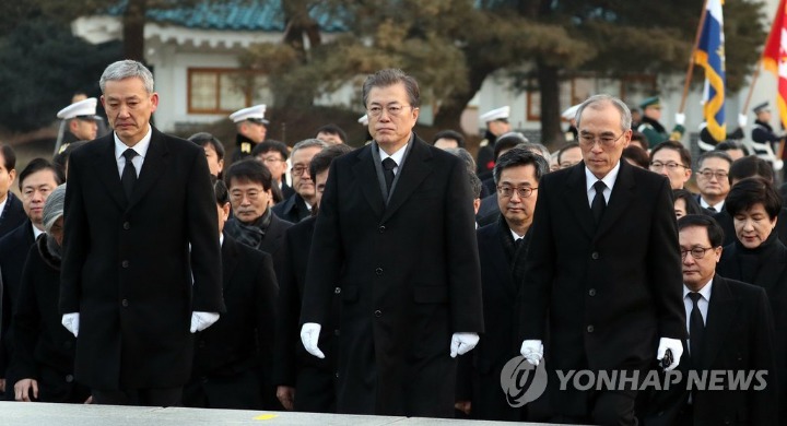 현충원 참배하시는 문재인대통령 | 인스티즈