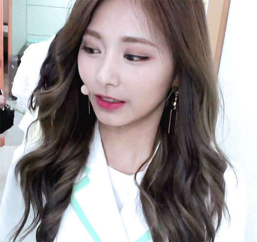 전성기 오기도 전에 어빌 200을 찍어버린 99년생 쯔위.gif | 인스티즈
