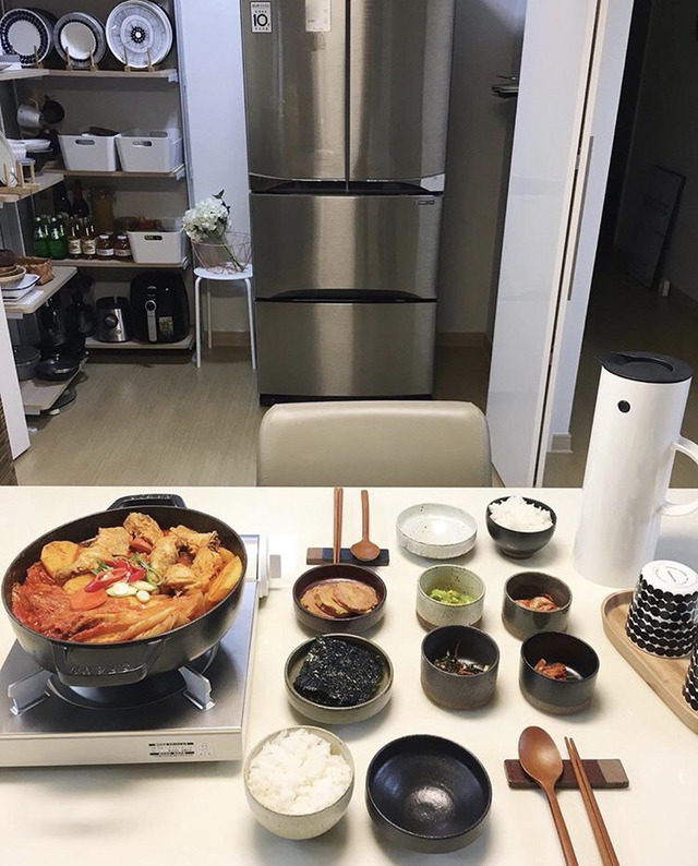 집밥 먹기 위해서라도 칼귀가 할 수 밖에 없는 흔한 아내분의 밥상 | 인스티즈