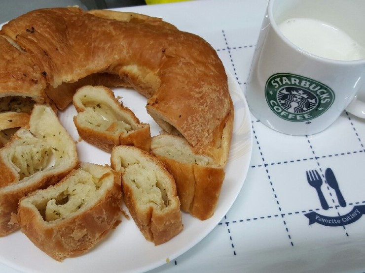 교황이 방한했을 때 후식으로 먹어서 교황빵이라고도 불리는 키스링 마늘빵.jpg | 인스티즈